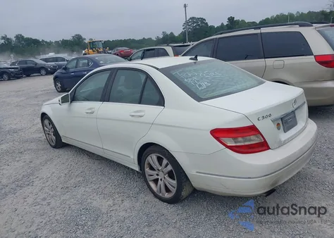 2011 Mercedes-Benz C 300 Luxury/Sport z USA, uszkodzony, nr VIN WDDGF5EB2BF638292